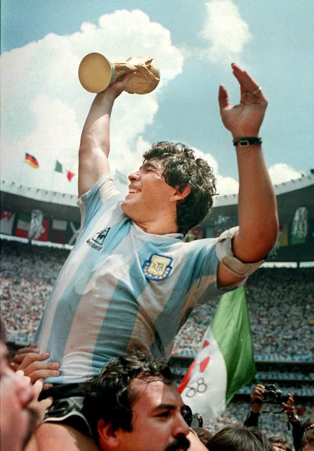 Maradona se dejó llevar a hombros en el estadio Azteca por un hincha, Roberto Cejas, que había llegado a México sin entradas.