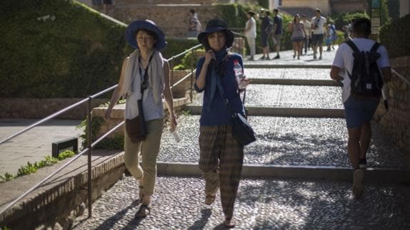 Dos turistas pasean por la Alhambra.