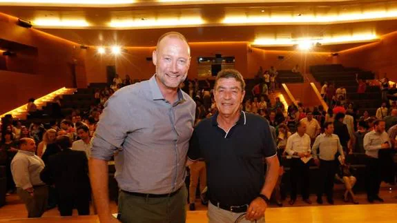 Pedro García Aguado y el juez Calatayud en la Escuela de Padres de Ideal. 