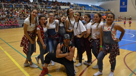 Un grupo de participantes posa antes de comenzar su coreografía sobre la pista del Pabellón Moisés Ruiz.