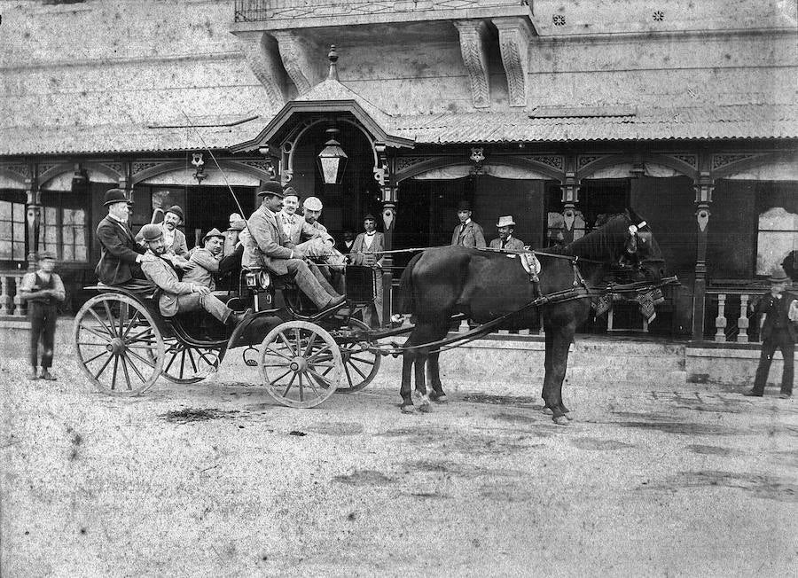 Carruaje en la localidad húngara de Kocs en 1890. :: R. C.