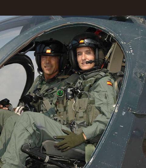 Patricia Campos, en su etapa militar, en un helicóptero de la Armada.