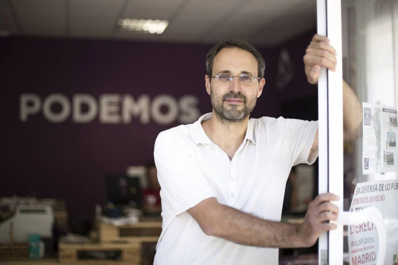 Alberto Matarán posa en la sede de Podemos.