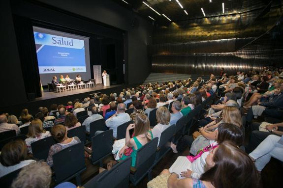 El auditorio del Centro García Lorca se llenó de público en una nueva edición del Foro de Salud de IDEAL.