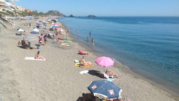 La Playa de San Cristóbal de Almuñécar recibe a los primeros visitantes del verano.
