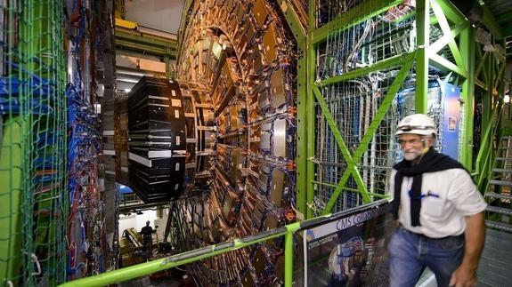 Un trabajador junto a las instalaciones del Solenoide compacto de muones (CMS) del Gran Colisionador de Hadrones del CERN, en Ginebra.