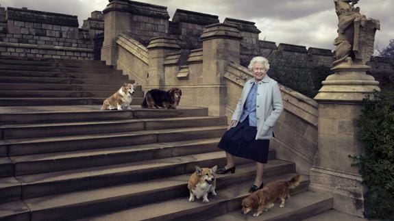 Isabel II, en el castillo de Windsor con sus corgis ‘Willow’, ‘Vulcan’, ‘Candy’ y ‘Holly’.