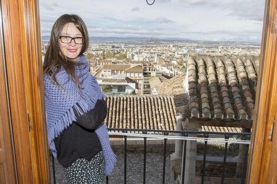 Rosanna posa en el balcón de su casa, en la Puerta del Sol, donde se ven unas impresionantes imágenes de la capital granadina.
