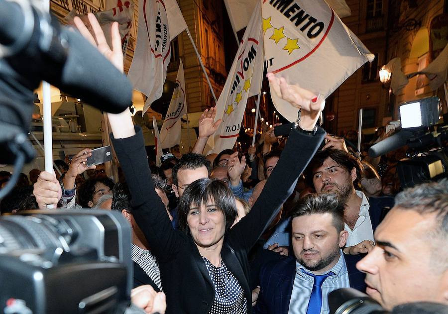 Chiara Appendino celebra la victoria en Turín con sus seguidores del Movimiento 5 Estrellas.