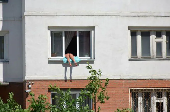Esta mujer desnuda tomando el sol escandaliza al vecindario