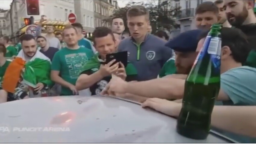 Aficionados irlandeses abollaron un coche y trataron de arreglarlo así
