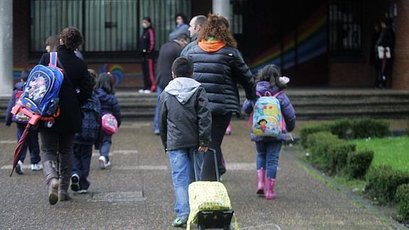 Padres y niños a las puertas de un colegio