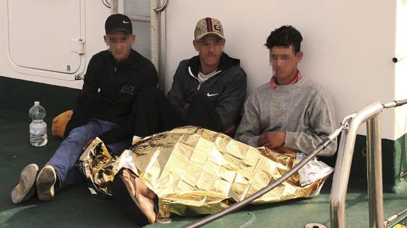 Rescatados tres inmigrantes de una embarcación neumática en la costa