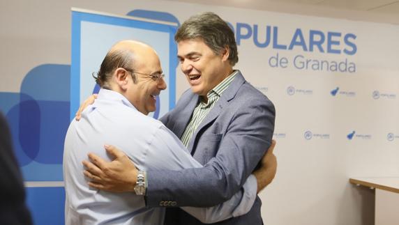 Sebastián Pérez y Carlos Rojas se abrazan en la sede del PP 