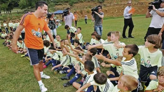 Xavi durante la presentación de su campamento futbolístico de verano en El Collell. 