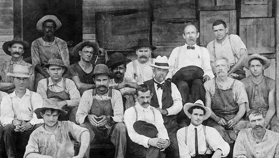 El fundador, en medio, con barba y sombrero blanco. A la izquierda, el hijo del esclavo que le enseñó el secreto del destilado.  