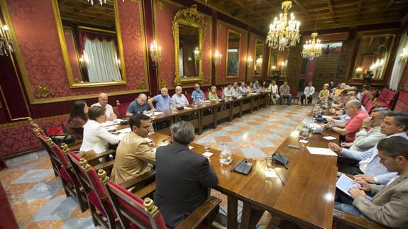 Asistentes a la mesa del ferrocarril, ayer en el Ayuntamiento de Granada.