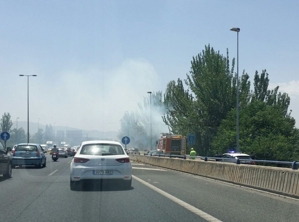 Un incendio junto a la rotonda de Neptuno genera un descomunal atasco