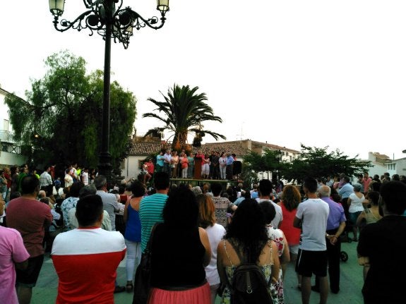 Asistentes al acto público celebrado en el Jardín Municipal de Huesa.