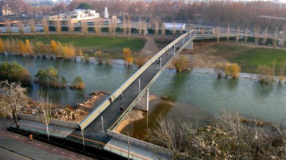 El hombre lo estaba paseando por el río Segre.