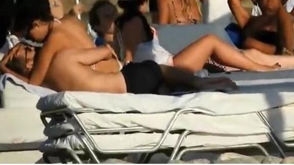 David Guetta y su novia, pasión en Ibiza