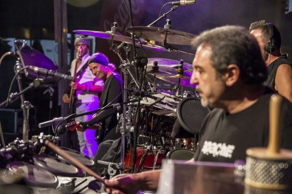 Apache es una de las bandas más conocidas de versiones.