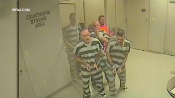 Varios presos se escapan de su celda para auxiliar a un guardia con un infarto