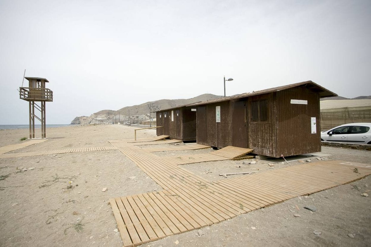 La playa de Carchuna y Calahonda continúa sin servicio de socorristas.