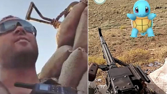 Un soldado americano juega a Pokémon Go mientras lucha contra Daesh