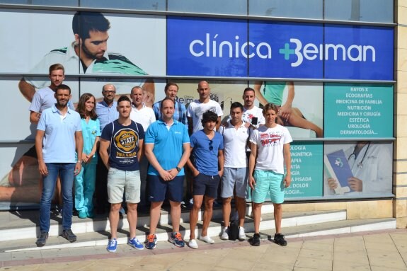Los jugadores blancos, con Higinio Vilches y Ramón Tejada, junto a los integrantes de la clínica Beiman.