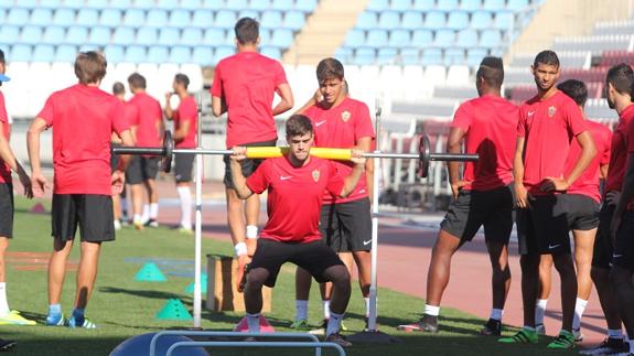 El Almería entrena con todos los que están