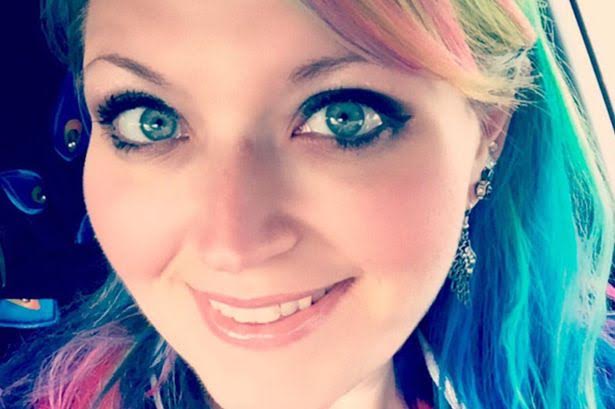 La genial respuesta de una enfermera al ser criticada por el color de su pelo