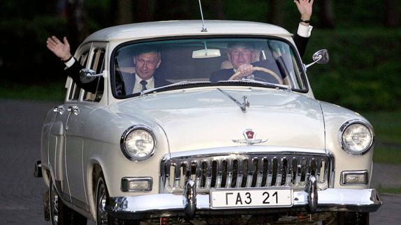 En 2005, le dejó a Bush conducir este Volga blanco, de 1956, que salió de la fábrica de GAZ con caja de cambios automática. 