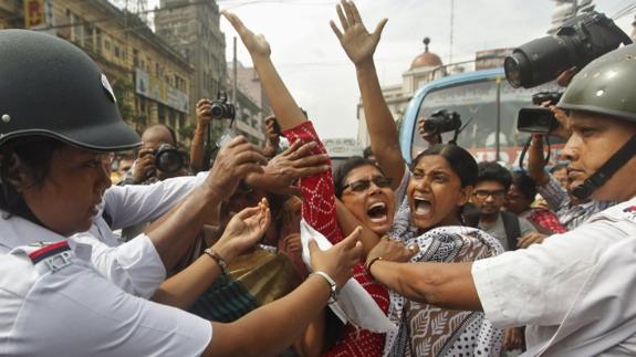 Protestas en la India contra las violaciones continuas. 
