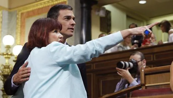 Micaela Navarro, junto a Pedro Sánchez esta mañana en el Congreso 