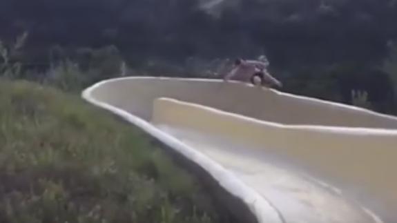 Sale volando de un tobogán acuático a 4 metros y se rompe brazos y costillas