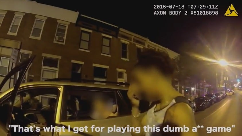 Iba jugando a Pokémon Go mientras conducía y chocó contra un coche de policía