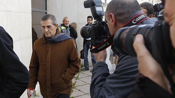 El padre Román entra en los juzgados. 