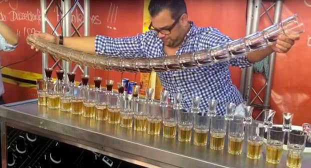 Prepara 17 Jägerbombs a la vez sin derramar ni una gota