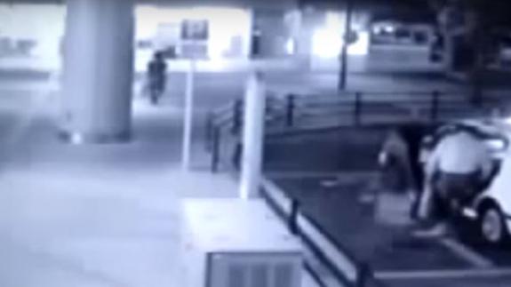 Graban a un 'espíritu' subiéndose al taxi junto a él