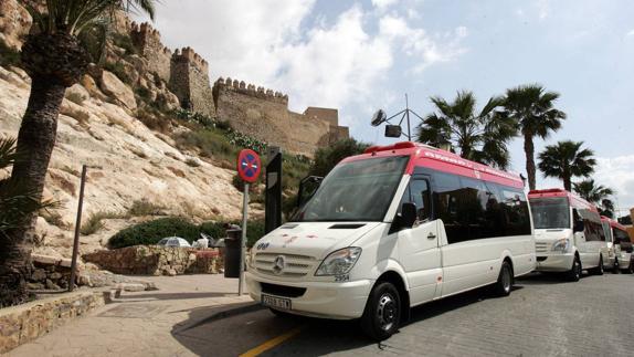 La línea 1 es la única que actualmente la realizan microbuses, necesarios para subir las pendientes y atravesar las angostas vías del Casco Histórico.