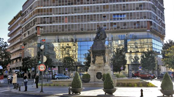 Vista del edificio del Banco de Santander en la plaza de Isabel la Católica de Granada 