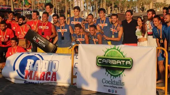 La victoria de Los Vinilos en El Palmeral deja el Circuito de Fútbol Playa Radio Marca Almería-Caribata en un puño