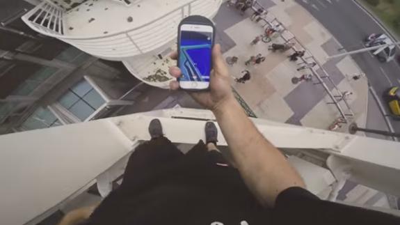 Un youtuber escala un alto hotel de Barcelona para atrapar un Pokémon