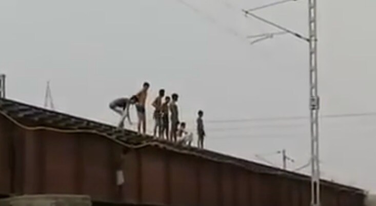 Estos niños desafían a la muerte en las vías del tren