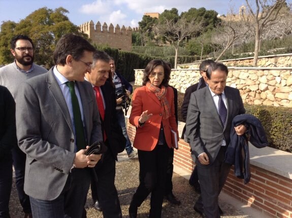 La consejera de Cultura, Rosa Aguilar, y el presidente de la Fundación Sevillana Endesa, Antonio Pascual, visitaron en enero la Alcazaba.