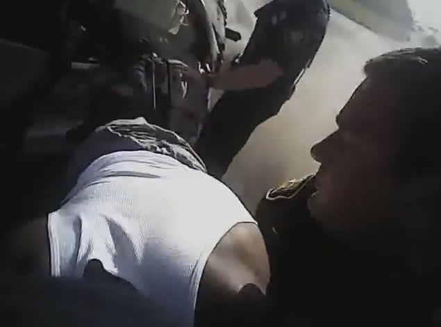 Policías rescatan de un coche en llamas a un sospechoso y luego lo detienen