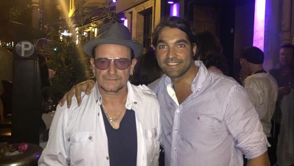 El líder de la banda U2, su guitarrista y su bajista asistieron anoche a una fiesta privada en un local de Valencia. En la imagen el copropietario del local, David Núñez, junto Bono. 