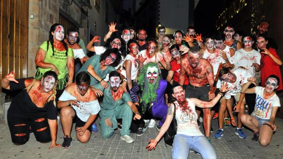 Zombies y supervivientes invaden la ciudad en una noche terrorífica y divertida