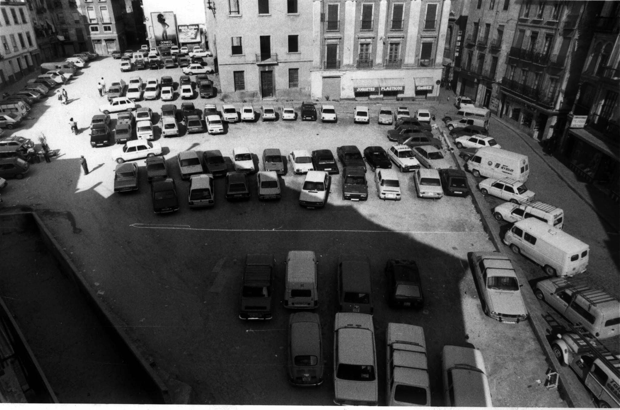 La plaza llena de coches en 1984.